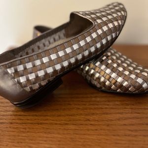 Woman’s loafer by Trotter. Gold/Silver.Size 10W. 1/2inch heel
